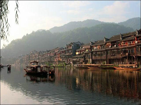 A線(xiàn)：猛洞河、芙蓉鎮(zhèn)、鳳凰、苗寨、張家界五日游